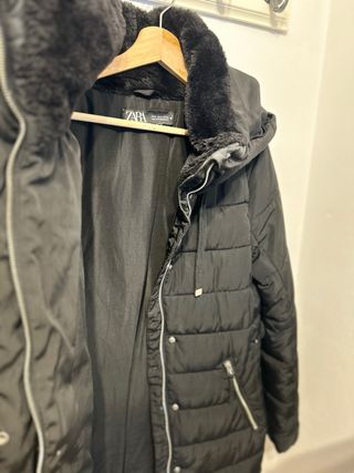 Abrigo negro Zara con capucha y pelo