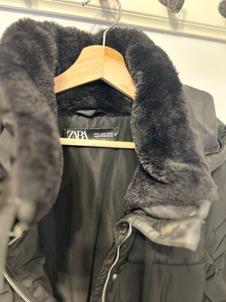 Abrigo negro Zara con capucha y pelo
