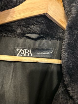Abrigo negro Zara con capucha y pelo