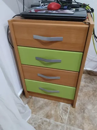 Cajonera de madera con cajones verdes