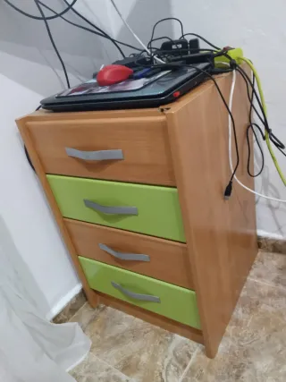 Cajonera de madera con cajones verdes