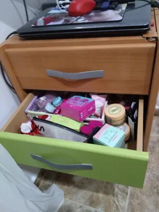 Cajonera de madera con cajones verdes