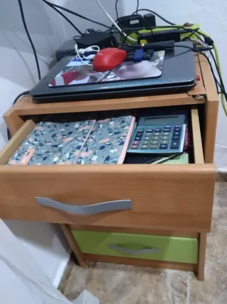 Cajonera de madera con cajones verdes