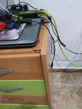 Cajonera de madera con cajones verdes