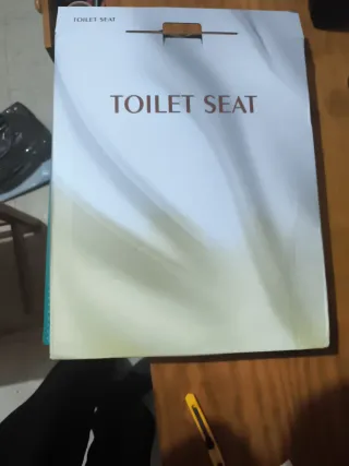 Tapa de inodoro nueva sin abrir .la bajo a costó.