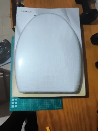 Tapa de inodoro nueva sin abrir .la bajo a costó.