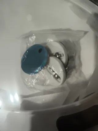 Tapa de inodoro nueva sin abrir .la bajo a costó.