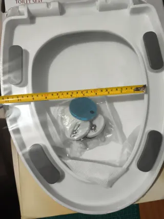 Tapa de inodoro nueva sin abrir .la bajo a costó.