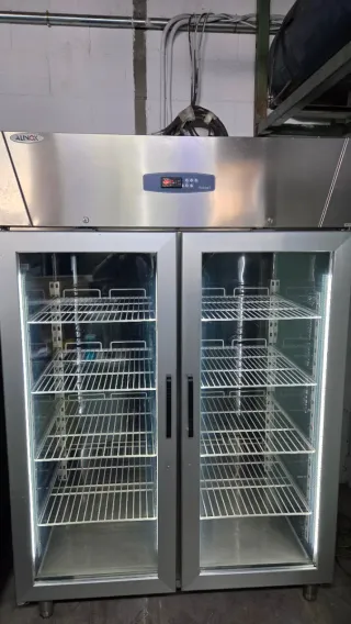 Nevera vertical puertas cristal