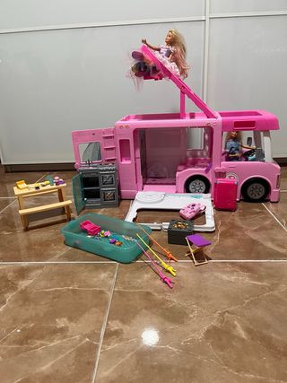 Caravana Barbie con todos los accesorios