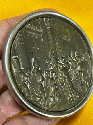 Pareja de medallones con escena religiosa