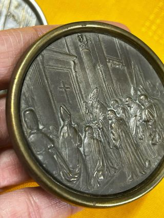 Pareja de medallones con escena religiosa