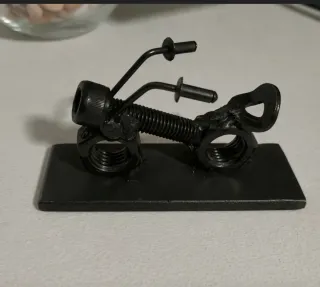 Moto de metal artesanal pisapapeles