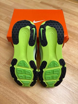 Nike Vomero 18 running Light Moonlight/Green 44 EU