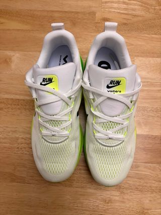 Nike Vomero 18 running Light Moonlight/Green 44 EU