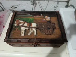 Caja de madera tallada antigua