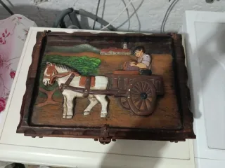 Caja de madera tallada antigua