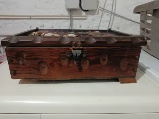 Caja de madera tallada antigua