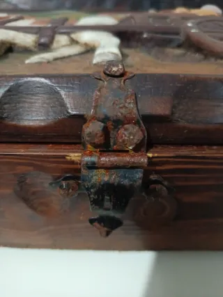 Caja de madera tallada antigua