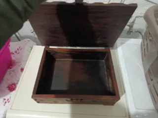 Caja de madera tallada antigua