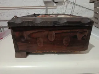 Caja de madera tallada antigua