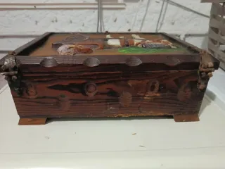 Caja de madera tallada antigua