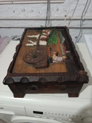 Caja de madera tallada antigua