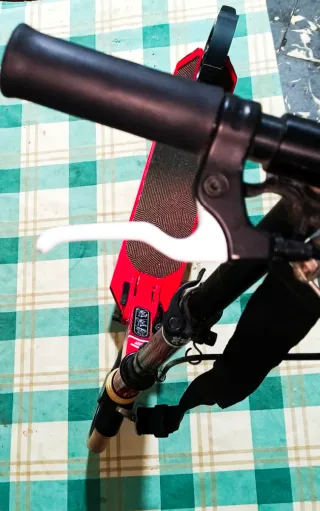 Patinete rojo con freno delantero, freno trasero