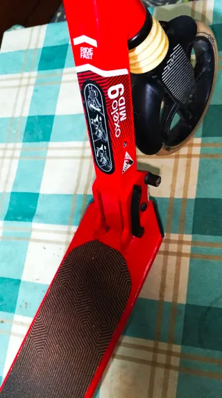 Patinete rojo con freno delantero, freno trasero