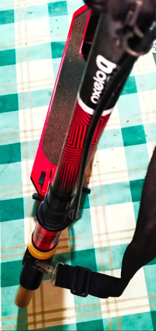 Patinete rojo con freno delantero, freno trasero