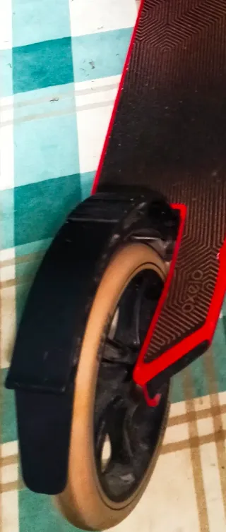 Patinete rojo con freno delantero, freno trasero