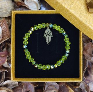 Pulsera cristal verde con mano de Fátima dorada