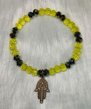 Pulsera cristal verde con mano de Fátima dorada