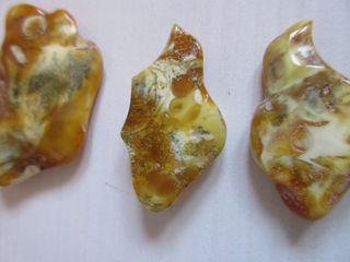 3 pietre Ambra Baltica naturale. Colore giallo.