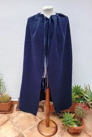 Capa medieval de lana azul