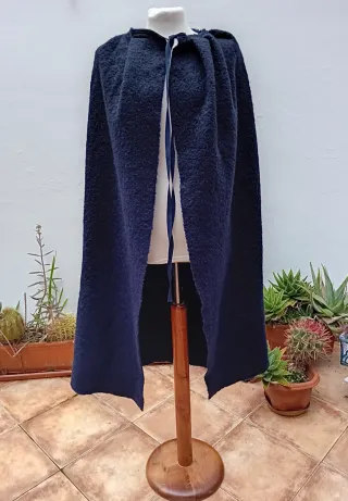 Capa medieval de lana azul