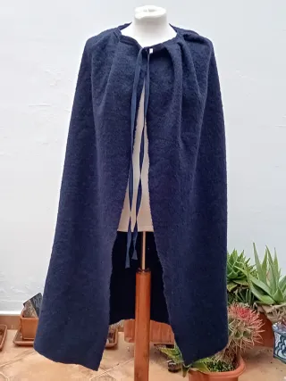 Capa medieval de lana azul