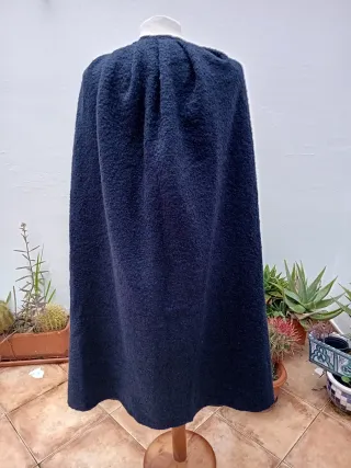 Capa medieval de lana azul