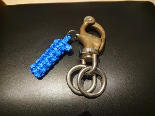 Mosquetón giratorio de liberación rápida.