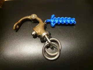 Mosquetón giratorio de liberación rápida.