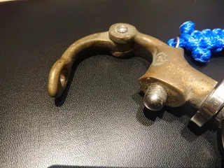 Mosquetón giratorio de liberación rápida.