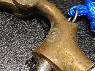 Mosquetón giratorio de liberación rápida.