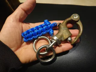 Mosquetón giratorio de liberación rápida.