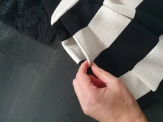 Conjunto Top Encaje Negro y Falda Rayas