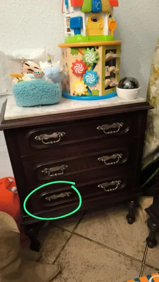 Dos mesitas de noche de madera con mármol