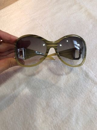 Gafas de sol verdes con diseño rayado