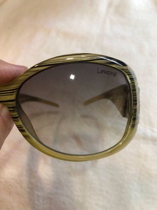 Gafas de sol verdes con diseño rayado