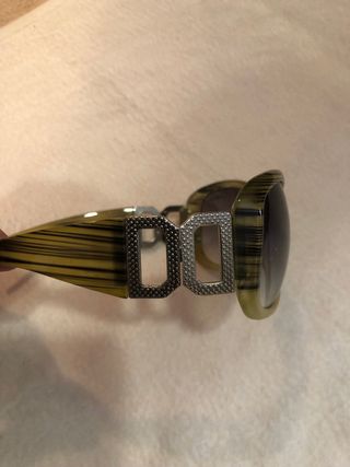 Gafas de sol verdes con diseño rayado