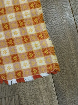 Centrotavola a quadri rosso/arancione con frange