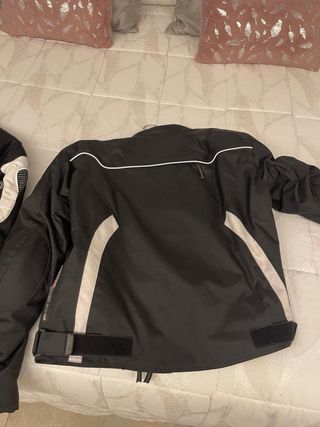 Chaqueta de moto negra y blanca